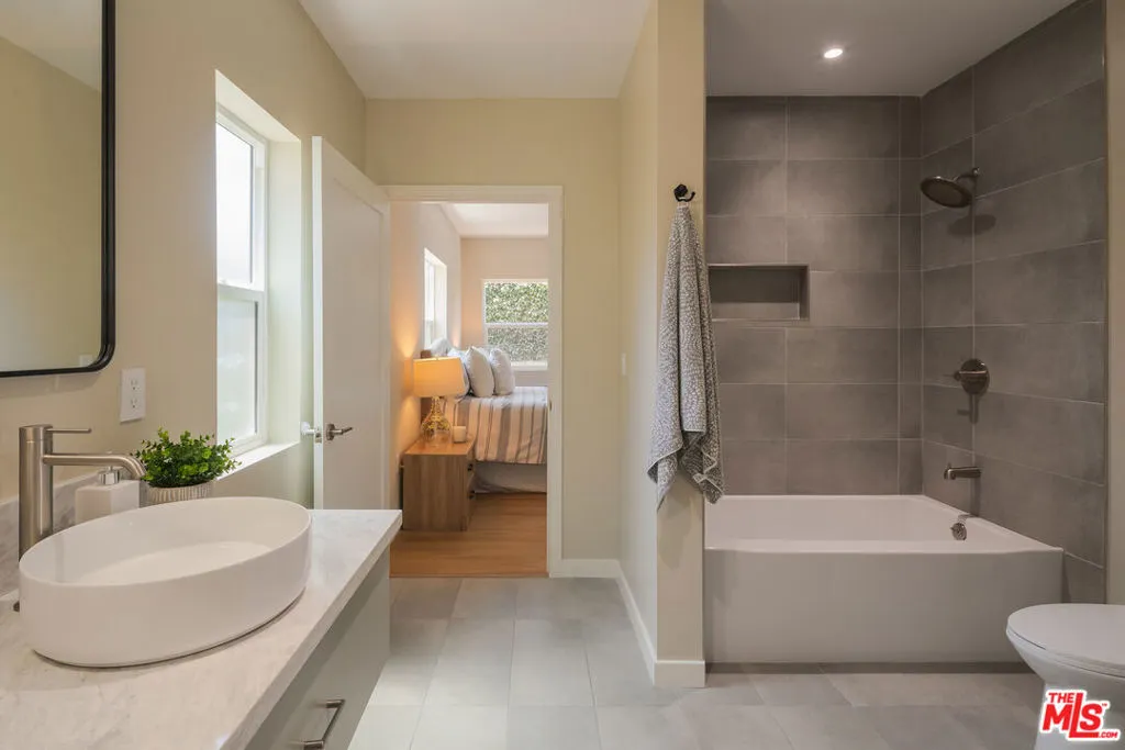 1826 W 78th Street, Los Angeles, California 90047 home-pic-43